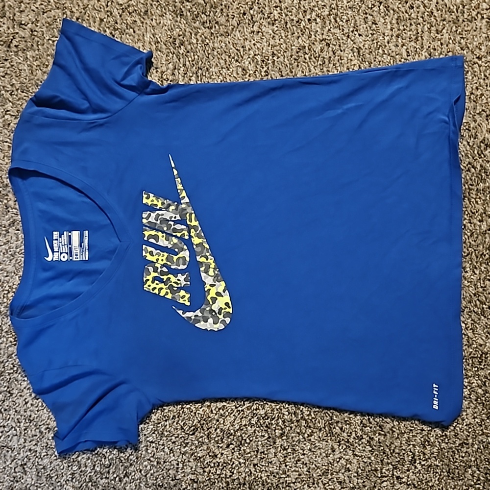 Womens Nike shirt *make A Offer*